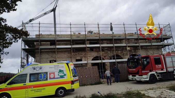 Due operai cadono durante il crollo di un solaio a Colle Umberto, sono feriti