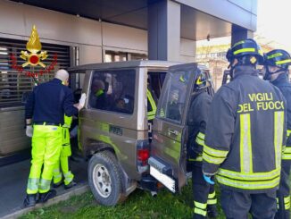 L'auto si schianta contro un edificio in via Rodolfo Morandi