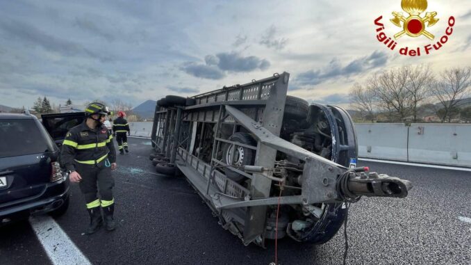 Incidente a Montone, Vigili del fuoco in azione sulla SS3 Bis