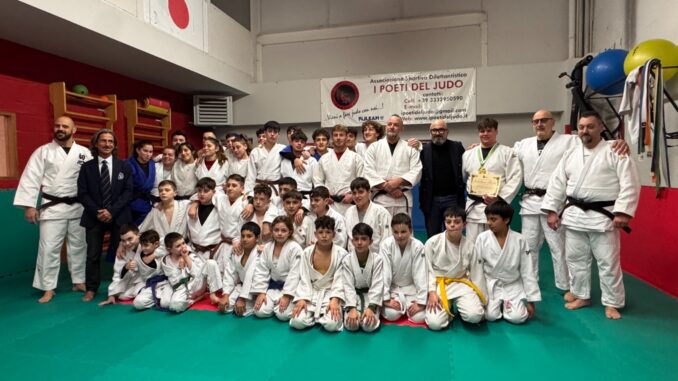 L’assessore Vossi premia l’atleta nella palestra I Poeti del Judo