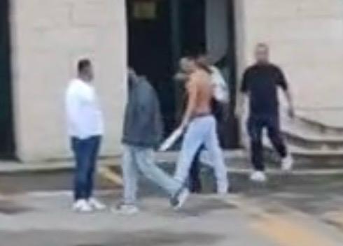 Lite a Fontivegge, denunciato l'uomo con il machete