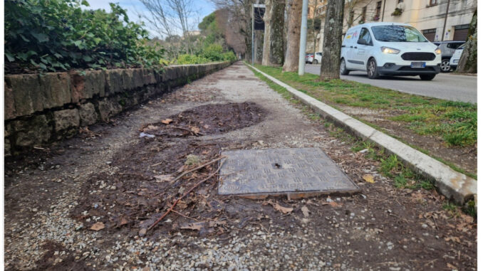 Perugia, difficoltà per i pedoni in viale Roma: fango e auto