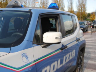 Polizia interviene su segnalazione, trovati arnesi da scasso