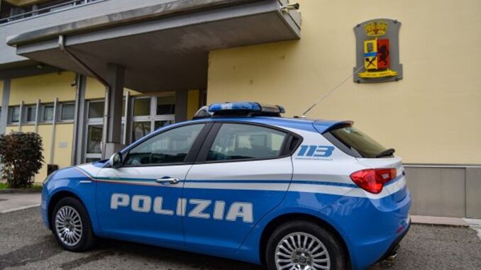 La Polizia di Stato interviene dopo la segnalazione