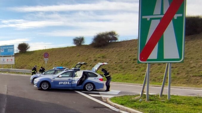 Intercettati due giovani truffatori sull'A1, vittima una donna anziana