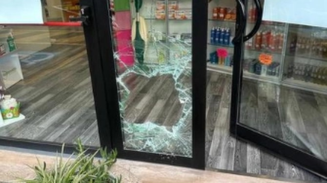 Furto con spaccata in farmacia a Case Bruciate, indagini in corso