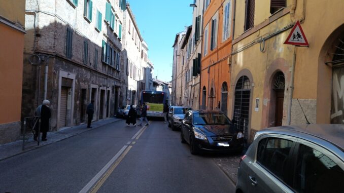 Caos Urbano: Auto Bloccano Bus, Incidenti e Parcheggi Selvaggi