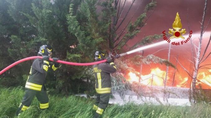 Incendio alla Lucyplast, focolai residui ancora attivi a Umbertide