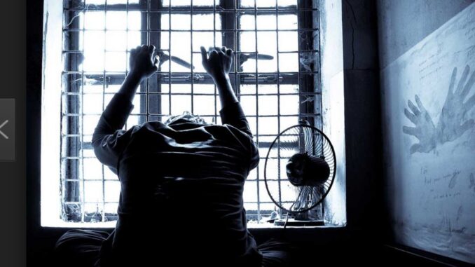 Lo obbliga ad un rapporto orale in carcere, condannato a sei anni