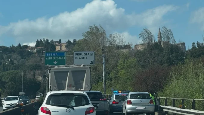Veicolo fermo, traffico rallentato sul raccordo