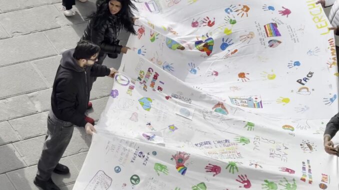La eco-bandiera collettiva della pace più lunga del mondo dedicata a Papa Francesco