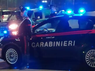 Tenta di rubare in un appartamento e si nasconde nel vano lavanderia