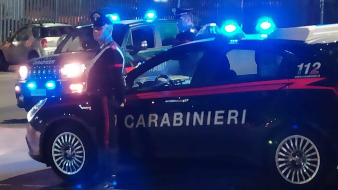 Tenta di rubare in un appartamento e si nasconde nel vano lavanderia