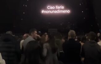 Francesco Gabbani ricorda Ilaria Sula al concerto di Terni