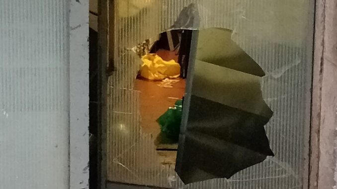 Raid notturno in centro: danni e furto in un ristorante e gioielleria