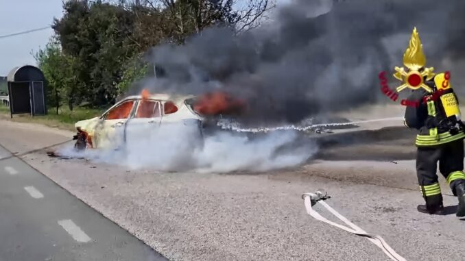 Auto prende fuoco in marcia, intervento a Due Santi