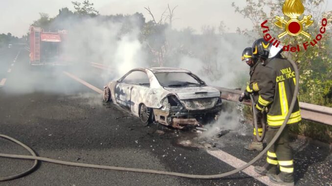 Auto in fiamme sul raccordo Terni-Orte, traffico bloccato