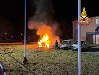 Incendio notturno distrugge furgone e due auto a Foligno