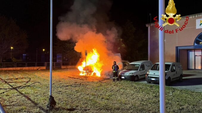 Incendio notturno distrugge furgone e due auto a Foligno