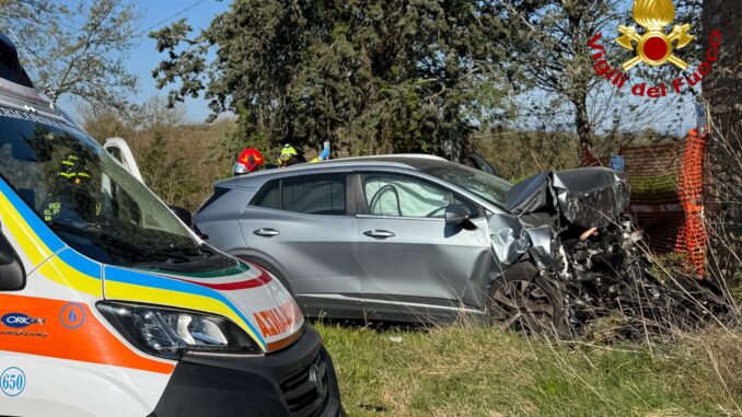 Incidente sulla SP104, auto contro casaletto: un ferito grave