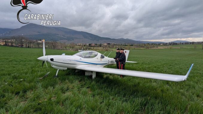 Un incidente aereo, atterraggio forzato a Gualdo: nessun ferito