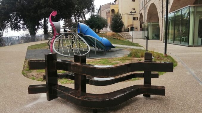 Installata al Pincetto la terza panchina sonora per Piazzoli