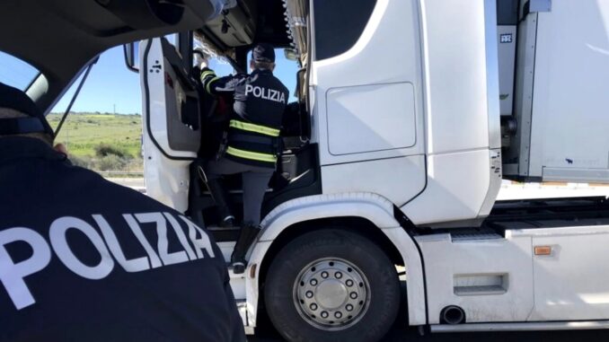 Cronotachigrafo manomesso, camionista sorpreso in autostrada