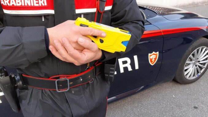 Minaccia i carabinieri, militari usano taser e manette: arrestato