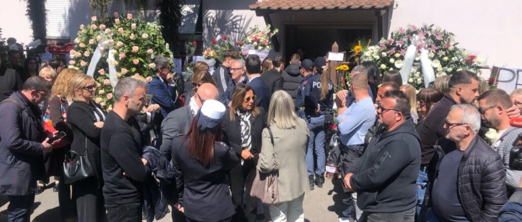 Terni in lutto per Ilaria Sula, folla ai funerali