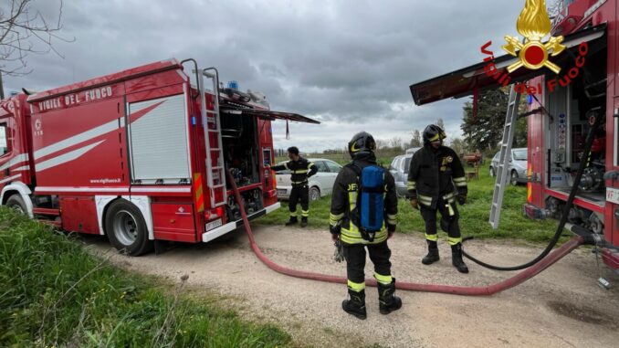 Incendio a Foligno, persona ferita, ha cercato di spegnere il fuoco
