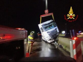 Camion incastrato sul newjersey, intervengono i Vigili del Fuoco