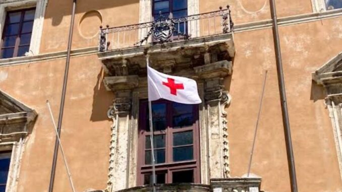 Bandiera della Croce Rossa issata su Palazzo Donini