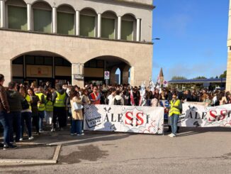 Sindaca e assessora commentano sospensione liceo Alessi