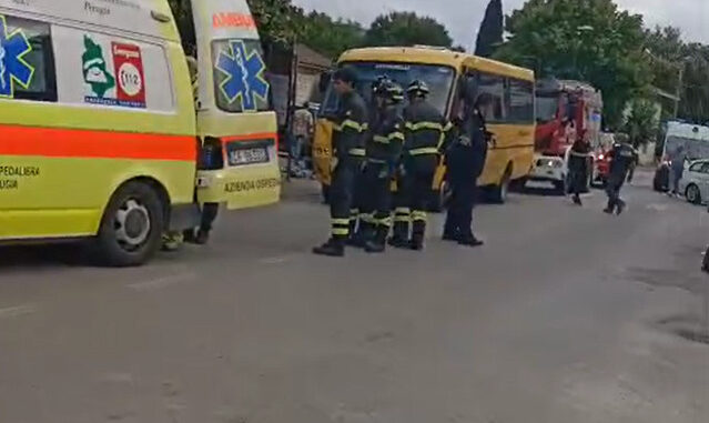 Incidente a Torgiano, pulmino travolge bambino al semaforo
