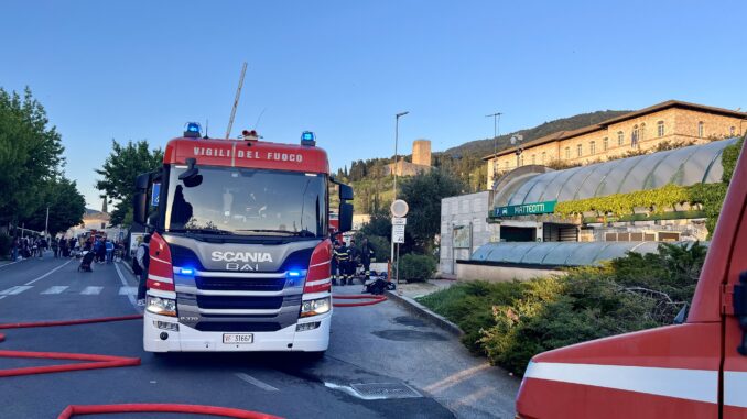 Fiamme nel piano -2, trenta auto coinvolte, nessun ferito