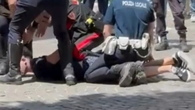 Tenta rapina al Superconti e aggredisce due persone, fermato