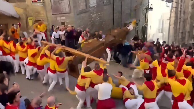 Migliorano condizioni donna ferita nella caduta del cero