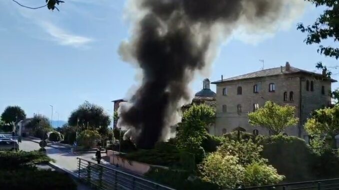 Incendio ad Assisi [Video] distrutte due auto in Piazza Matteotti