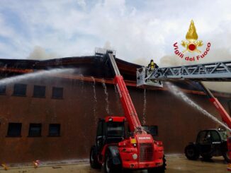 Incendio in azienda agricola al confine con la Toscana