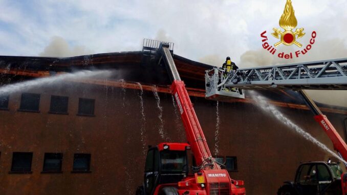 Incendio in azienda agricola al confine con la Toscana