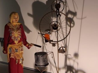 Moira Lena Tassi, l’arte indossabile conquista il Golfo