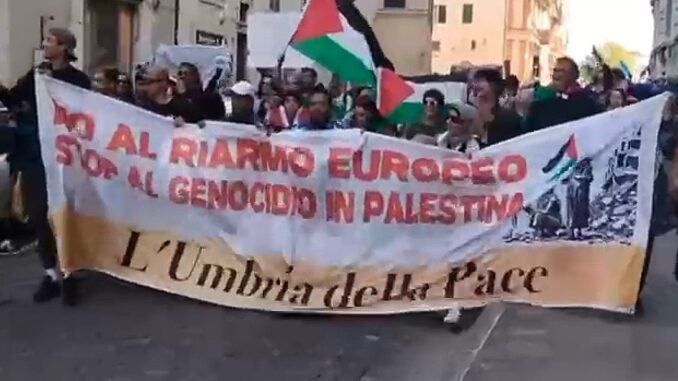 In centinaia a Perugia [Video] per la pace e contro il riarmo