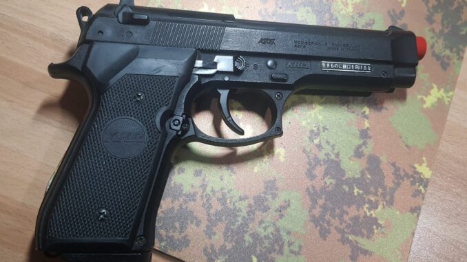 Pistola scacciacani nello zaino, allarme in una scuola