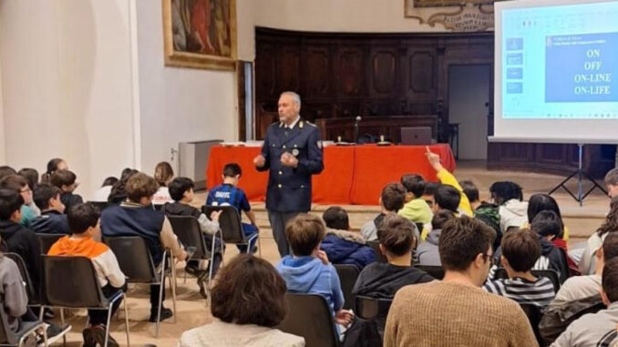 Lezione della Polizia sulla sicurezza in rete a scuola