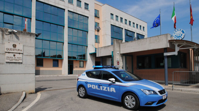 Occupano edificio in via Cortonese, denunciata una coppia