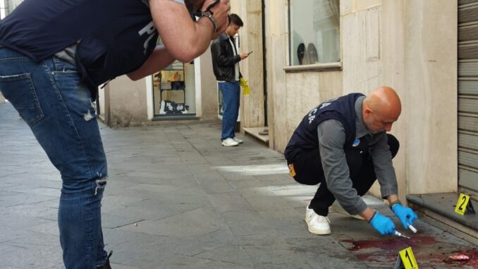 Terni, sangue in centro nella notte: indagini in corso