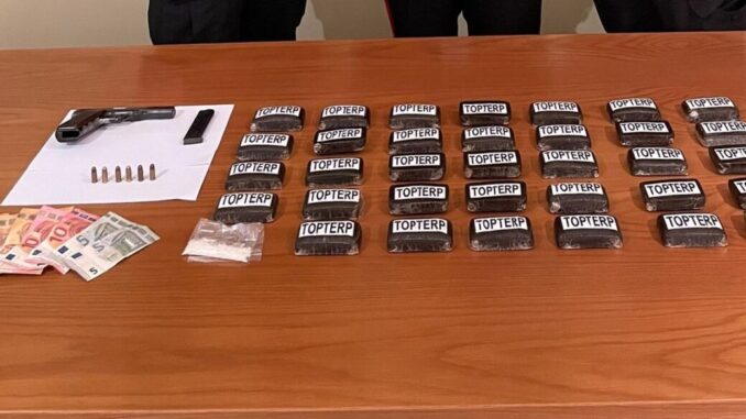 Sorpreso con oltre 3 chilogrammi di droga e una pistola semiautomatica, illegalmente detenuta