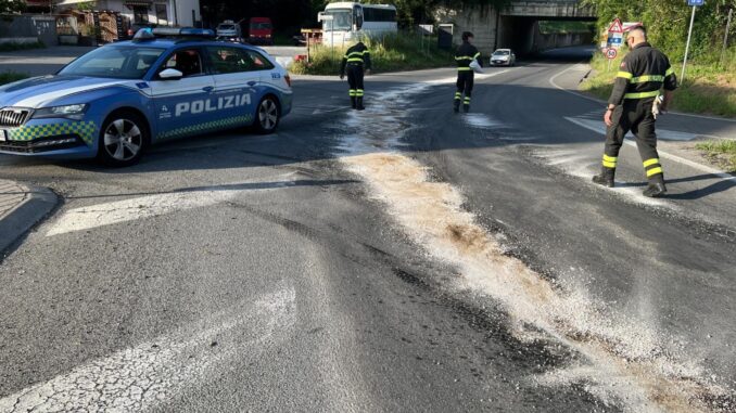 Sversamento gasolio, polstrada e vigili del fuoco sventano incidenti