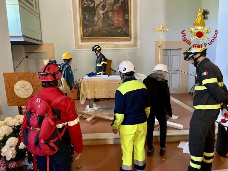 Simulazione di salvataggio [Fotogallery] beni culturali in Umbria dopo sisma