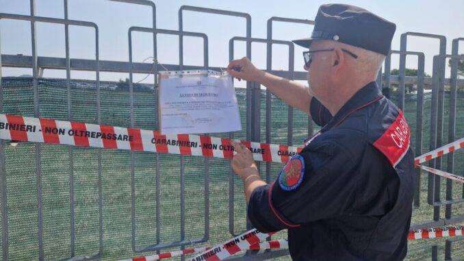 Gubbio, deposito edile abusivo e rifiuti bruciati: sequestrata area di 5.000 mq